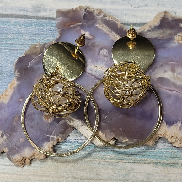Elegant Gold Earrings Set. - Picture 6 of 8
